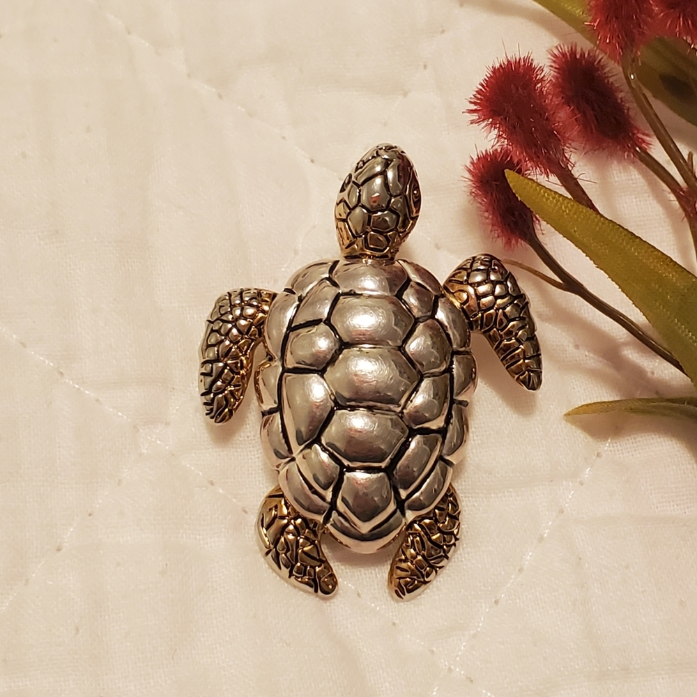 🐢Unique Vintage Best brand Two-toned Turtle Pendant🐢